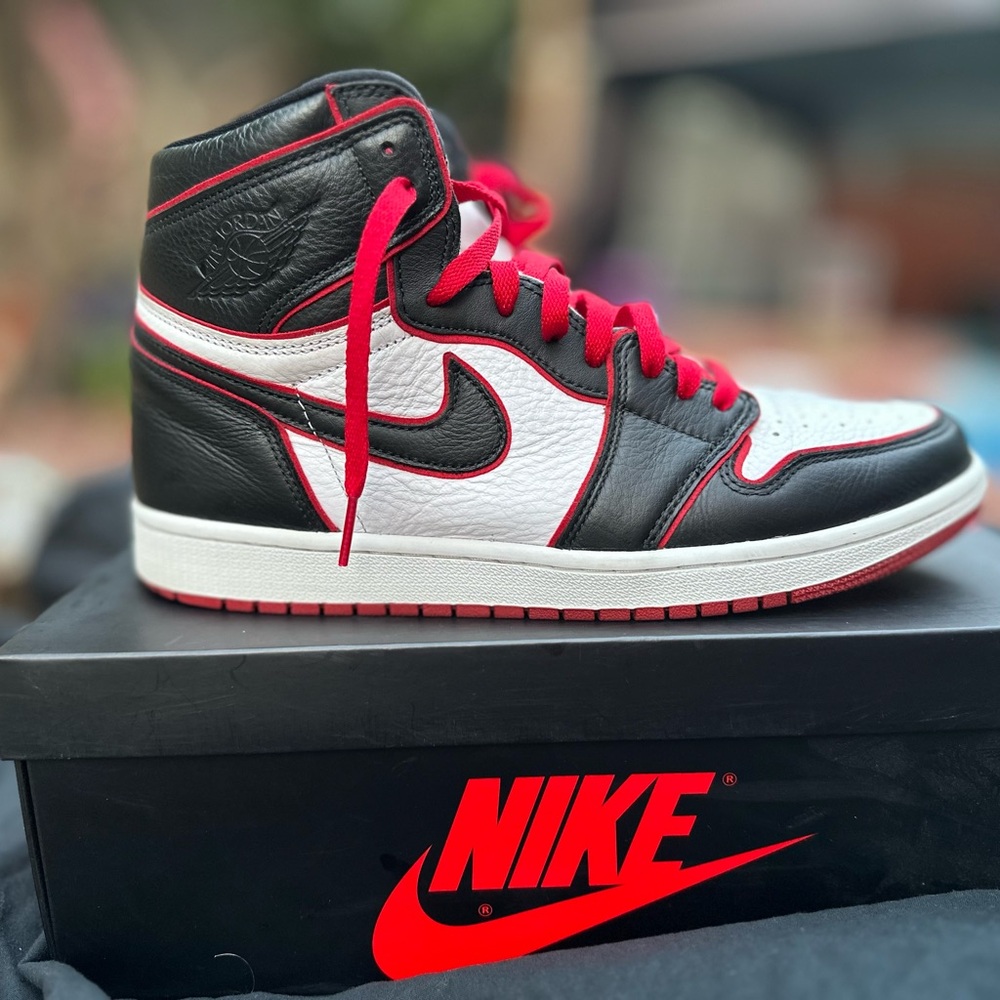 Mens Air Jordan 1 Retro High OG Bloodline colorway.